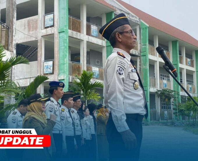 apas Kelas II Sambas Hadir sebagai Pembina Upacara Bendera di SMK Negeri Unggulan Sambas